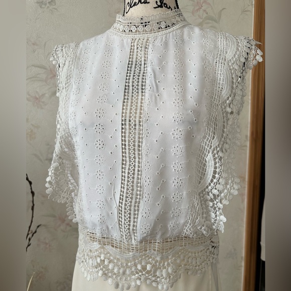 Sim & Sam . Very cute white top with a cream lace design. Size M. - Picture 5 of 14